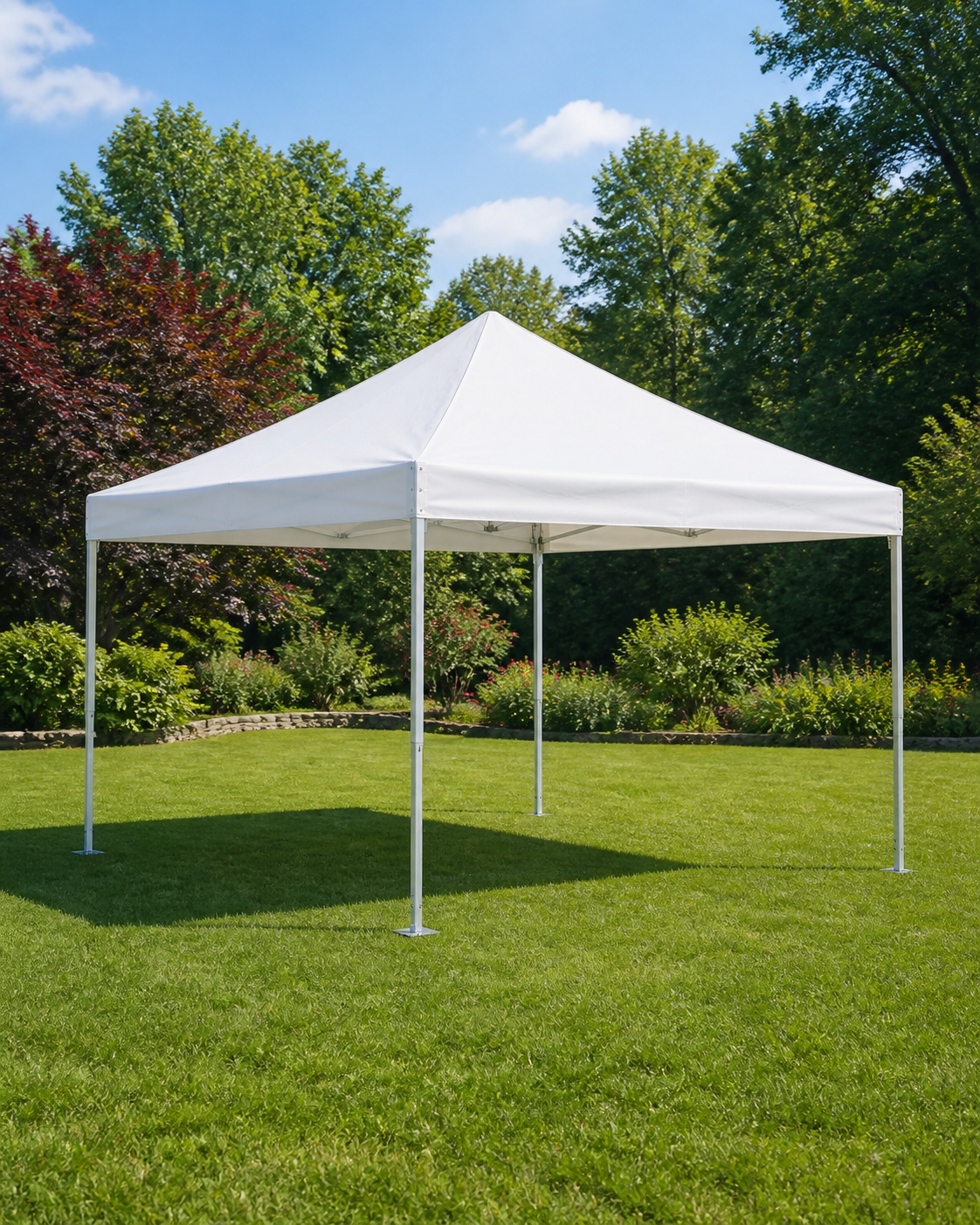 Carpa básica blanca de 20 por 20 pies sobre césped