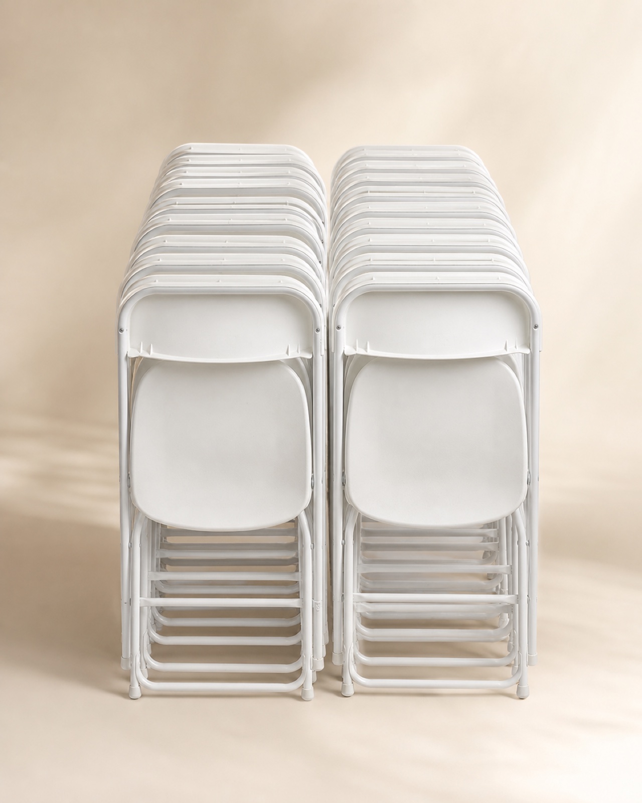 Sillas plegables blancas disponibles para renta