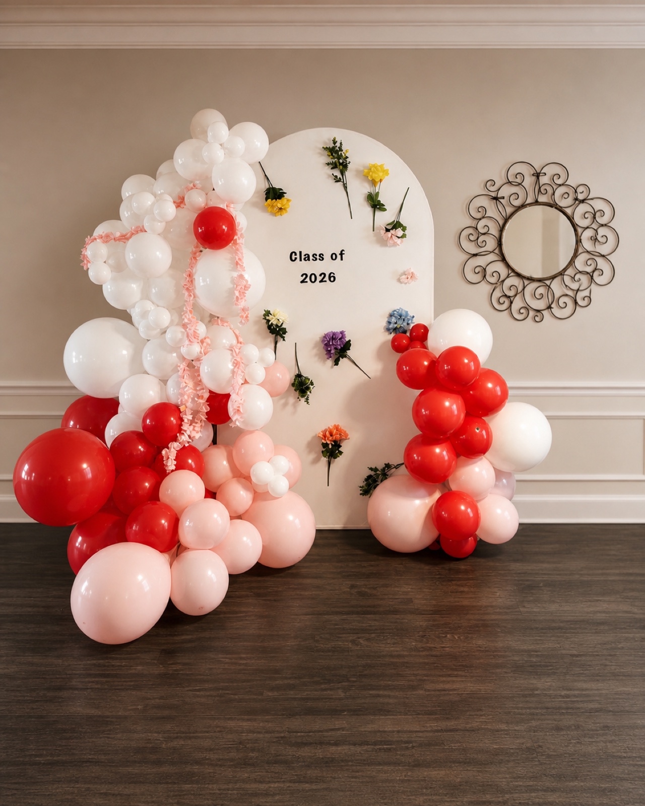 Decoración de graduación con globos y flores