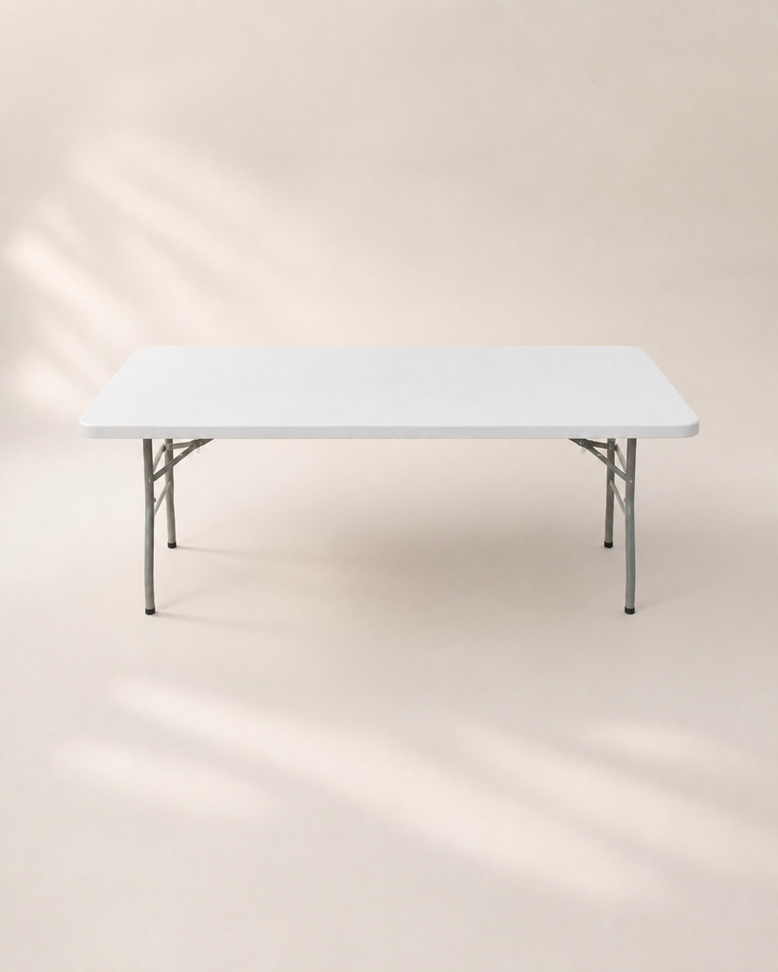 Mesa rectangular de 6 pies sin sillas ni decoración